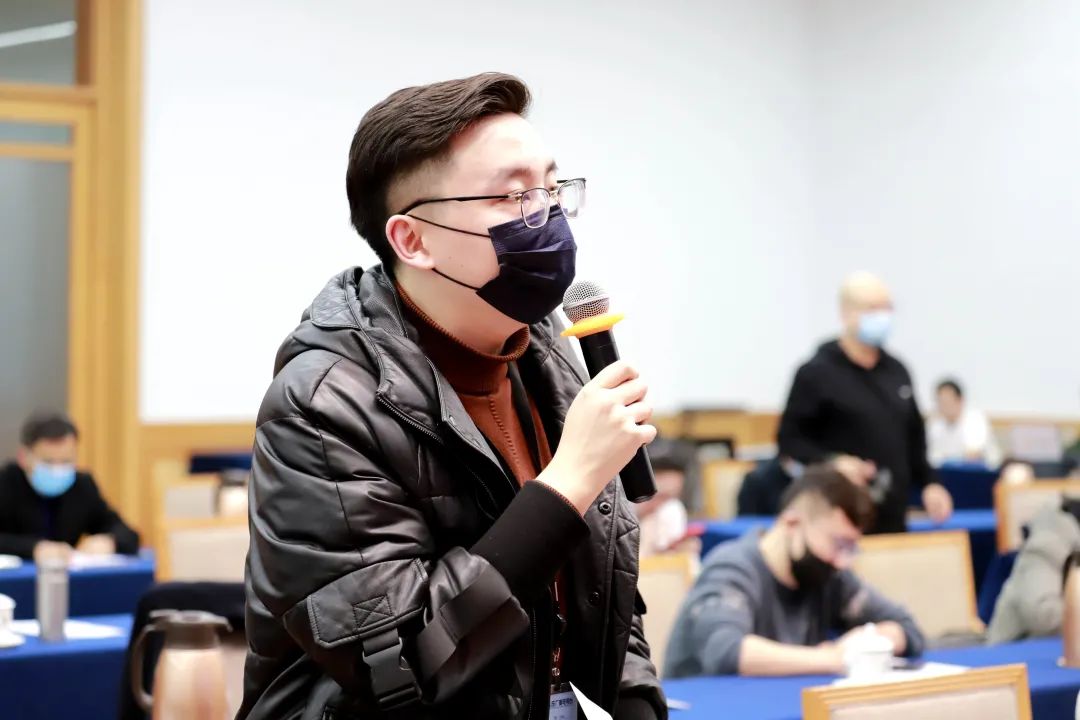 西甲赛程吃紧，新疆广汇冲刺阶段内部沟通，赛场秩序良好，资深球员宣示担当