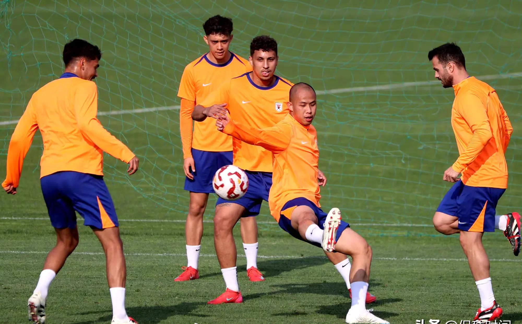 西甲赛程吃紧，新疆广汇冲刺阶段内部沟通，赛场秩序良好，资深球员宣示担当