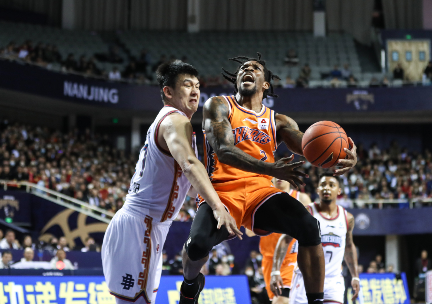 布莱顿发布备战花絮，今晨绝杀压哨，全明星赛任务艰巨，球探报告显示潜力